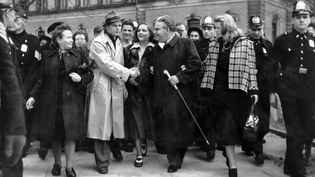 23. April 1949: Veit Harlan (Fünfter von rechts) verlässt mit seiner Ehefrau, der Schauspielerin Kristina Söderbaum ein Gerichtsgebäude in Hamburg. Harlan, der wegen Verbrechen gegen die Menschlichkeit angeklagt war, wurde damals freigesprochen. Er drehte im NS-System Propagandafilme wie «Jud Süß». Bis zu seinem Freispruch durfte er keine Filme drehen. (Archivfoto) - Bild: Dena/dpa