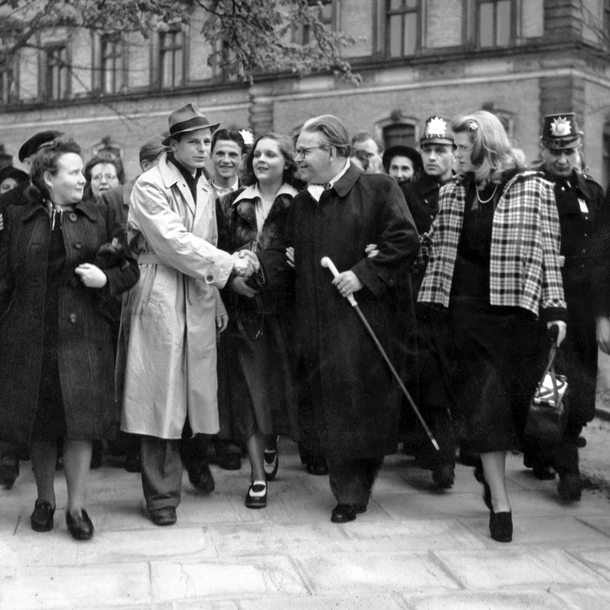 23. April 1949: Veit Harlan (Fünfter von rechts) verlässt mit seiner Ehefrau, der Schauspielerin Kristina Söderbaum ein Gerichtsgebäude in Hamburg. Harlan, der wegen Verbrechen gegen die Menschlichkeit angeklagt war, wurde damals freigesprochen. Er drehte im NS-System Propagandafilme wie «Jud Süß». Bis zu seinem Freispruch durfte er keine Filme drehen. (Archivfoto) - Foto: Dena/dpa