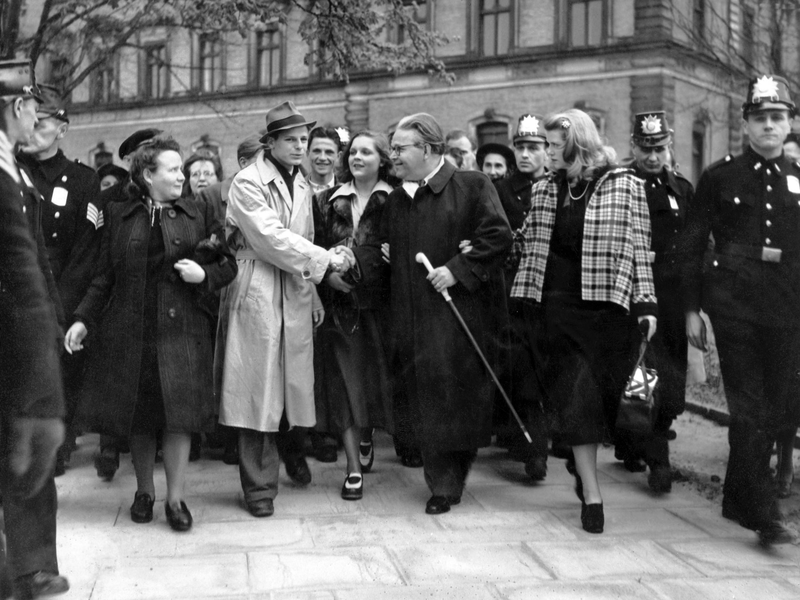 23. April 1949: Veit Harlan (Fünfter von rechts) verlässt mit seiner Ehefrau, der Schauspielerin Kristina Söderbaum ein Gerichtsgebäude in Hamburg. Harlan, der wegen Verbrechen gegen die Menschlichkeit angeklagt war, wurde damals freigesprochen. Er drehte im NS-System Propagandafilme wie «Jud Süß». Bis zu seinem Freispruch durfte er keine Filme drehen. (Archivfoto) - Foto: Dena/dpa