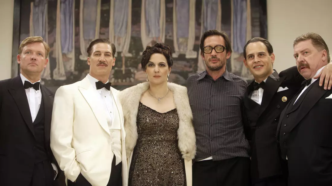 Dreharbeiten in Köln 2009 zum Kinofilm «Jud Süss - Film ohne Gewissen» - von links nach rechts: Schauspieler Justus von Dohnányi (Rolle: Veit Harlan), Tobias Moretti (Ferdinand Marian), Martina Gedeck (Anna Marian), der Regisseur Oskar Roehler, Moritz Bleibtreu (Joseph Goebbels) und Armin Rohde (Heinrich George). - Bild: Rolf Vennenbernd/dpa