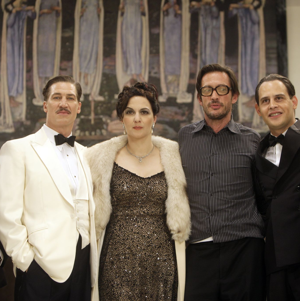 Dreharbeiten in Köln 2009 zum Kinofilm «Jud Süss - Film ohne Gewissen» - von links nach rechts: Schauspieler Justus von Dohnányi (Rolle: Veit Harlan), Tobias Moretti (Ferdinand Marian), Martina Gedeck (Anna Marian), der Regisseur Oskar Roehler, Moritz Bleibtreu (Joseph Goebbels) und Armin Rohde (Heinrich George). - Foto: Rolf Vennenbernd/dpa