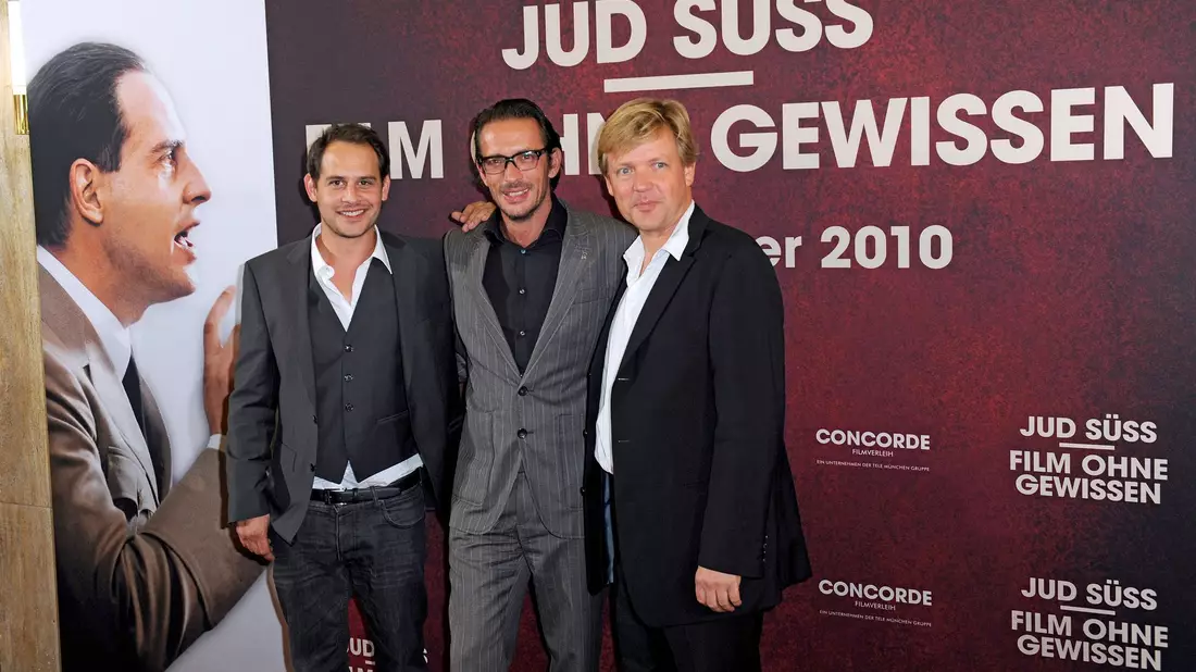 Die Schauspieler Moritz Bleibtreu (Goebbels-Darsteller) und Justus von Dohnányi (Harlan-Darsteller) sowie der Regisseur Oskar Roehler bei einer Premiere des Kinofilms «Jud Süss - Film ohne Gewissen» in Essen. (Foto von 2010) - Bild: picture alliance / dpa