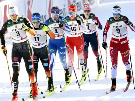 Therese Johaug aus Norwegen jubelt nach ihrem 50. Weltcup-Sieg. - Foto: Emmi Korhonen/Lehtikuva/dpa