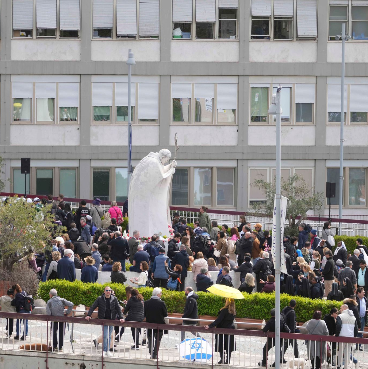 Papst Franziskus zeigt sich erstmals wieder der Öffentlichkeit. - Foto: Andrew Medichini/AP/dpa