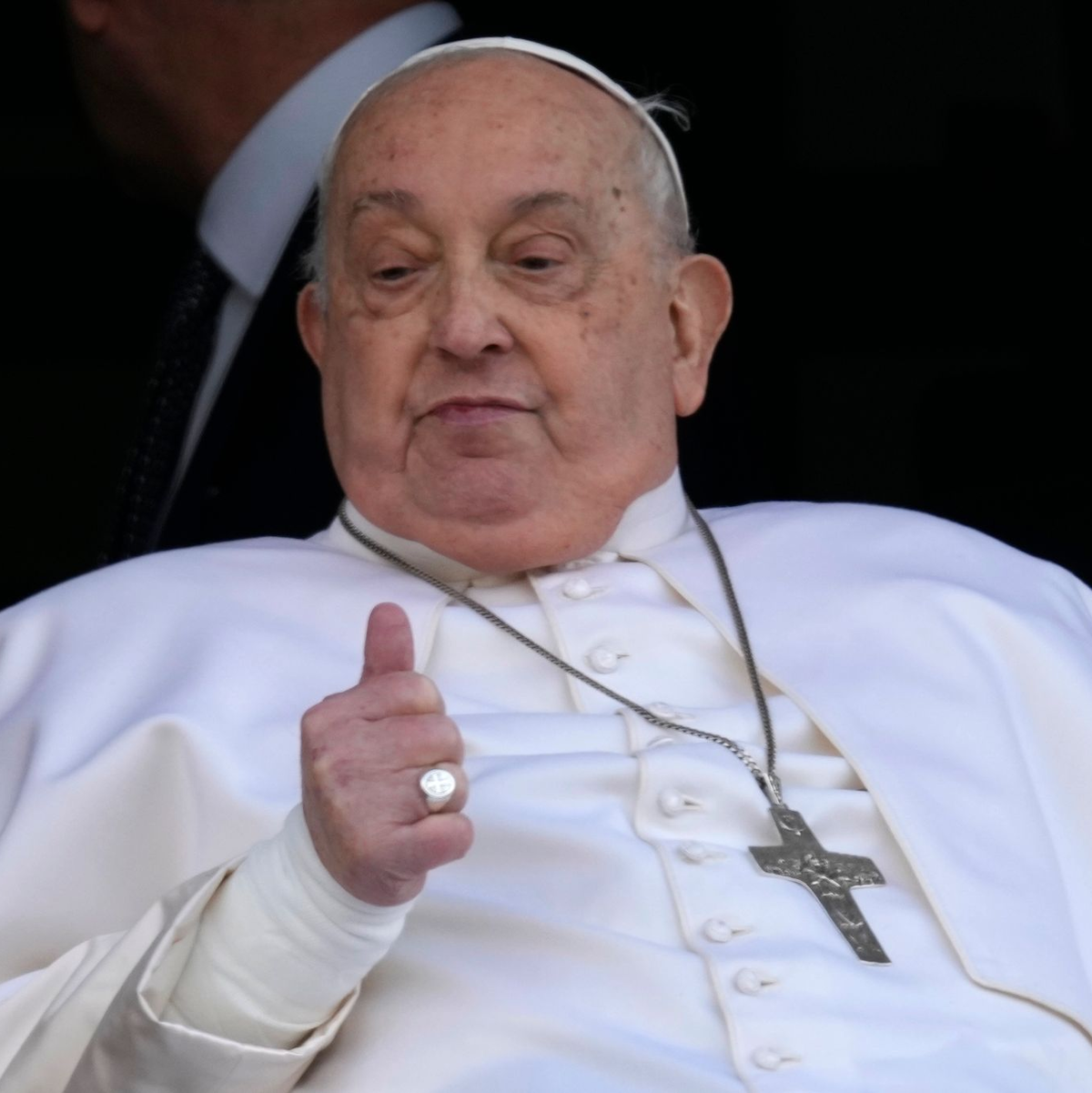 Franziskus lächelte aber auch. - Foto: Domenico Stinellis/AP/dpa