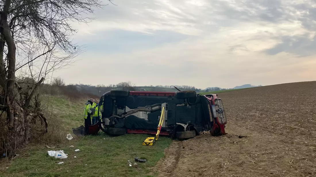 Zwei Menschen kamen bei diesem Unfall nahe Heilbronn ums Leben. - Bild: Yvonne Tscherwitschke/Heilbronner Stimme/dpa