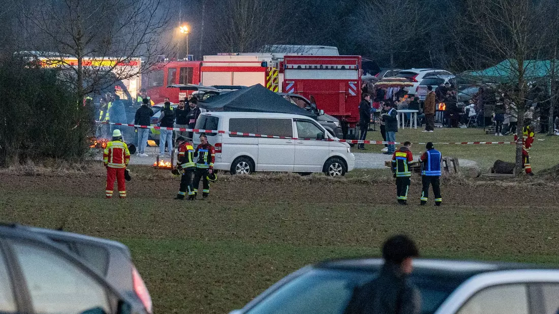Polizei und Einsatzkräfte stehen nach einem Zwischenfall am Rand einer Feier.  - Bild: Armin Weigel/dpa