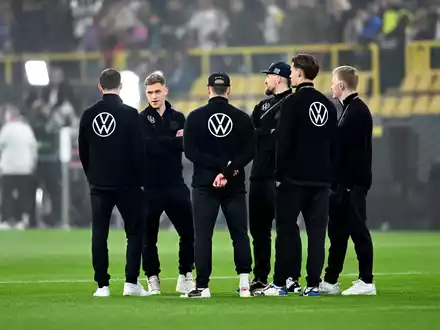 Die deutschen Spieler nach der Ankunft im Stadion. - Foto: Fabian Strauch/dpa