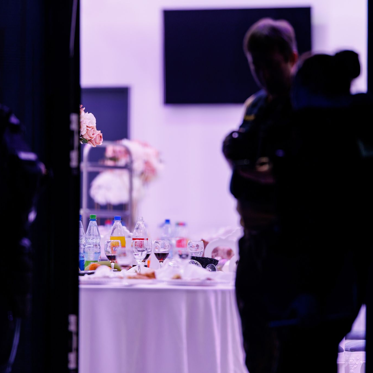 Polizeiautos vor der Eventlocation in Fürth. - Foto: ---/dpa