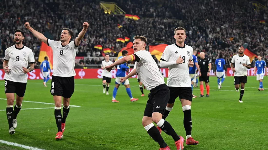 Kapitän Kimmich bejubelt sein Führungstor. - Bild: Federico Gambarini/dpa