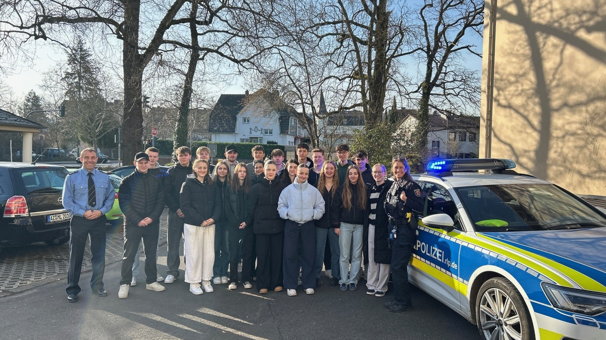 POL-PDKH: Polizeibeamte besuchen zukünftigen Nachwuchs - Foto: presseportal.de