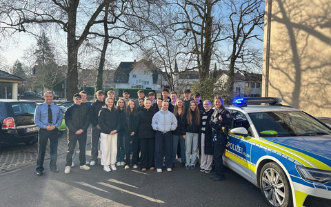 POL-PDKH: Polizeibeamte besuchen zukünftigen Nachwuchs - Foto: presseportal.de