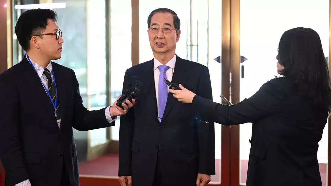 Ministerpräsident Han Duck Soo bleibt im Amt.  - Bild: Jung Yeon-je/EPA Pool via AP/dpa