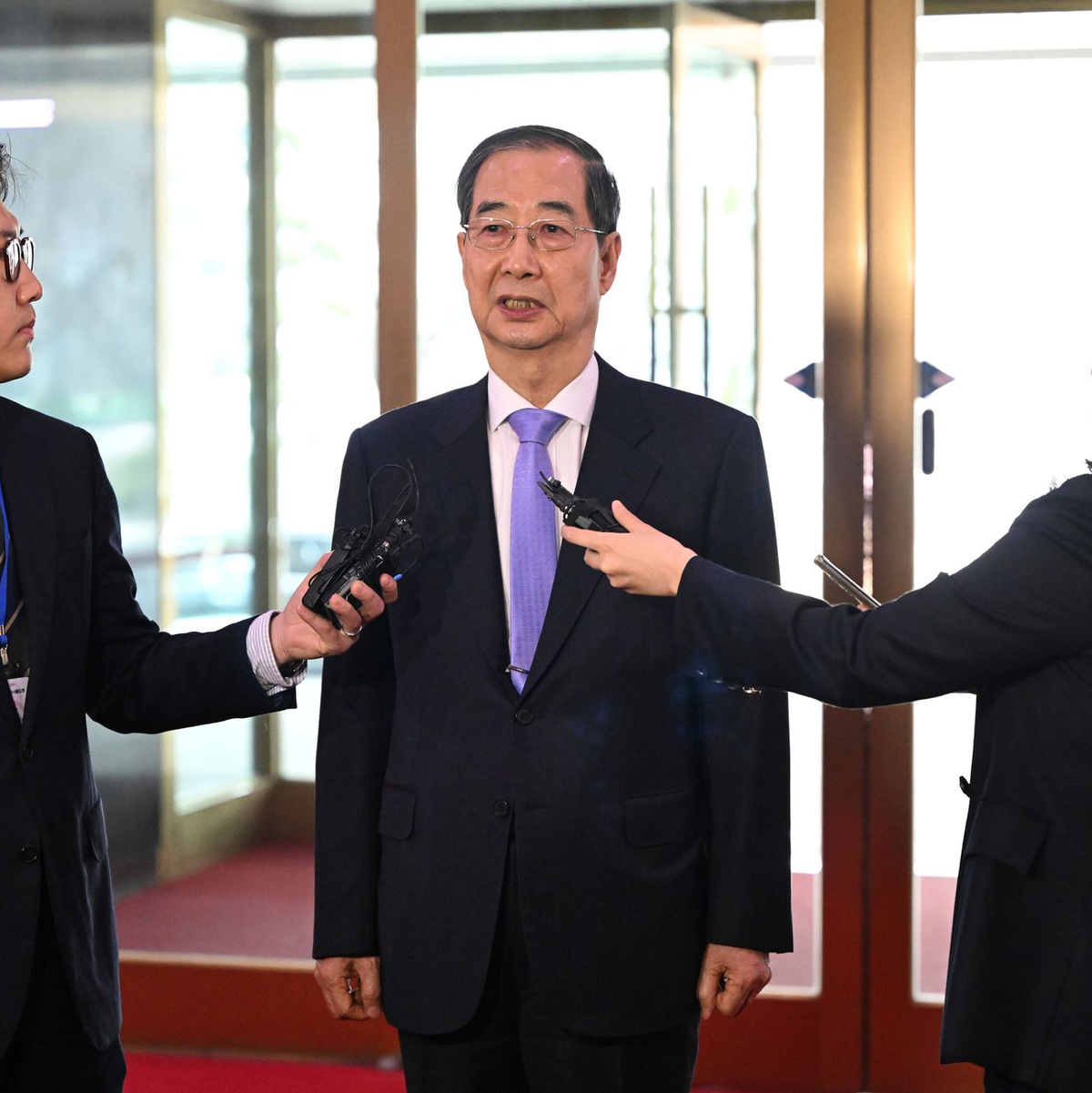 Ministerpräsident Han Duck Soo bleibt im Amt.  - Foto: Jung Yeon-je/EPA Pool via AP/dpa