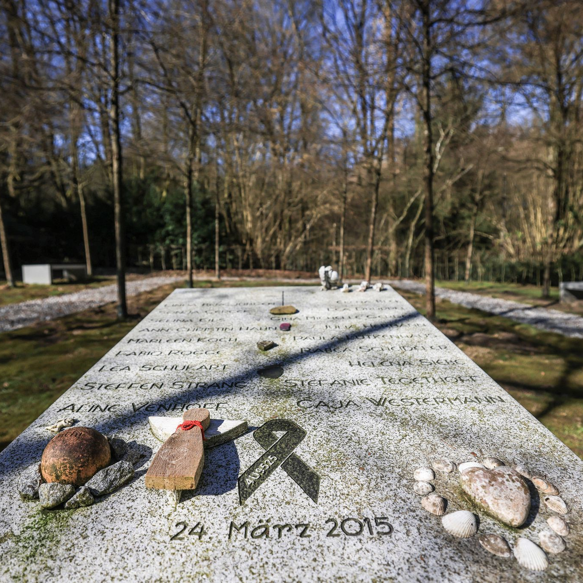 Am Joseph-König-Gymnasium steht eine Gedenktafel direkt am Schulhof, davor wird in den Pausen getobt und gelacht - ein Symbol dafür, dass die Toten weiterhin Teil der Schule sind. - Foto: Oliver Berg/dpa