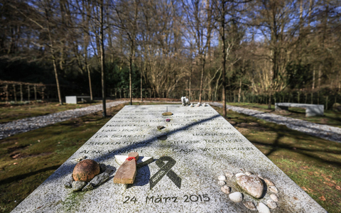 Am Joseph-König-Gymnasium steht eine Gedenktafel direkt am Schulhof, davor wird in den Pausen getobt und gelacht - ein Symbol dafür, dass die Toten weiterhin Teil der Schule sind. - Foto: Oliver Berg/dpa