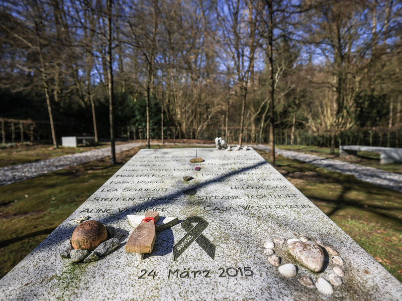 Am Joseph-König-Gymnasium steht eine Gedenktafel direkt am Schulhof, davor wird in den Pausen getobt und gelacht - ein Symbol dafür, dass die Toten weiterhin Teil der Schule sind. - Foto: Oliver Berg/dpa