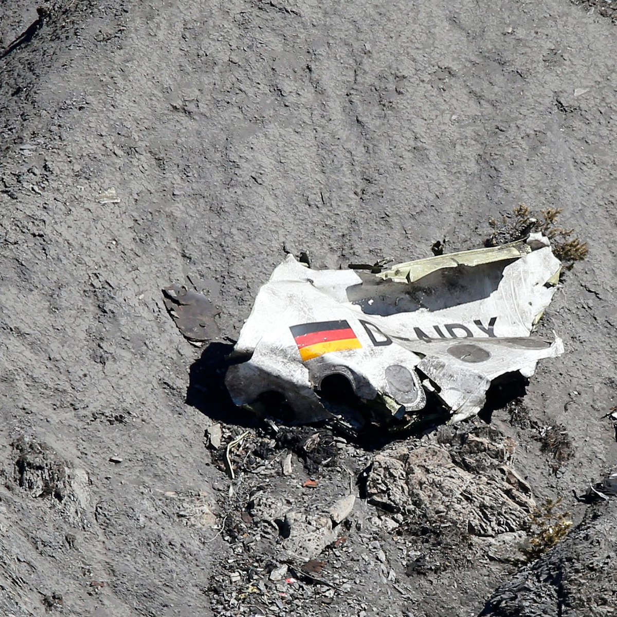 Ein vergleichsweise großes Trümmerteil der zerschellten Germanwings-Maschine liegt an der Absturzstelle in der Nähe von Le Vernet in den französischen Alpen. (Archivbild) - Foto: Sebastien Nogier/EPA/dpa