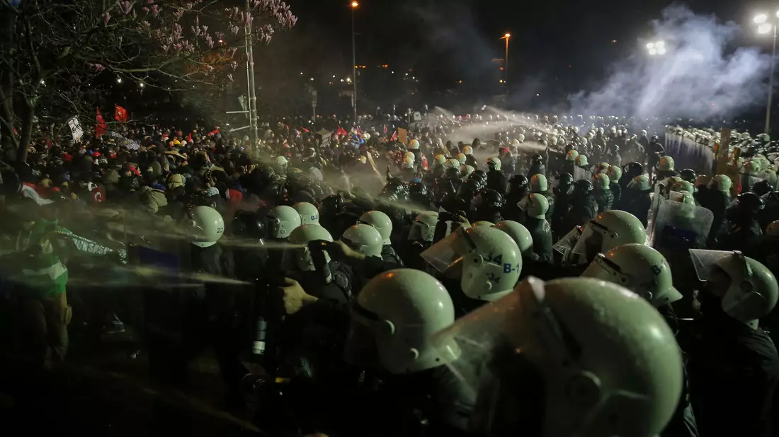 Die Polizei setzt Wasserwerfer ein.  - Bild: Huseyin Aldemir/AP/dpa