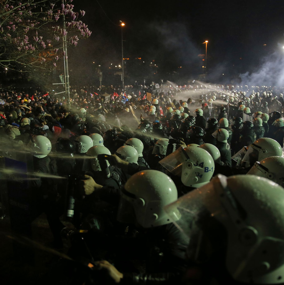 Die Polizei setzt Wasserwerfer ein.  - Foto: Huseyin Aldemir/AP/dpa