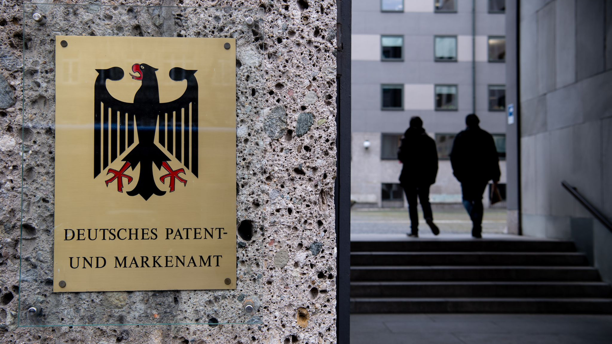 Der Haupteingang des deutschen Patent-und Markenamts in München. Die deutsche Wirtschaft hat ihren Rückstand bei den Patentanmeldungen in digitalen Schlüsseltechnologien etwas verkleinert. (Foto: Archiv) - Foto: Sven Hoppe/dpa
