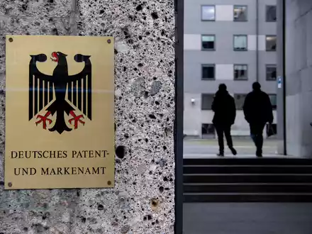 Der Haupteingang des deutschen Patent-und Markenamts in München. Die deutsche Wirtschaft hat ihren Rückstand bei den Patentanmeldungen in digitalen Schlüsseltechnologien etwas verkleinert. (Foto: Archiv) - Foto: Sven Hoppe/dpa
