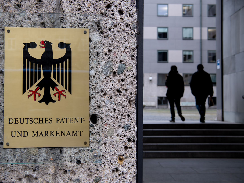Der Haupteingang des deutschen Patent-und Markenamts in München. Die deutsche Wirtschaft hat ihren Rückstand bei den Patentanmeldungen in digitalen Schlüsseltechnologien etwas verkleinert. (Foto: Archiv) - Foto: Sven Hoppe/dpa