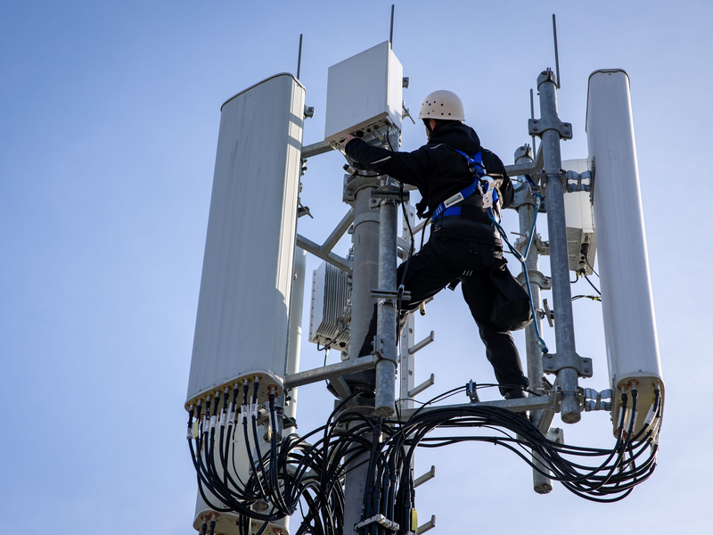 Hoch hinaus müssen diese Telekom-Techniker klettern. (Archivbild) - Foto: Daniel Karmann/dpa