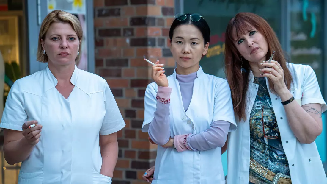 Szene aus der Serie «Marzahn Mon Amour»: Kathi Grabowski (Jördis Triebel), ihre Chefin Jenny Chan (Yvonne Yung Hee Bormann) und Kollegin Lulu Moll (Deborah Kaufmann). (Undatiertes Handout). - Bild: Oliver Vaccaro/ARD Degeto Fim/UFA Fiction GmbH/dpa