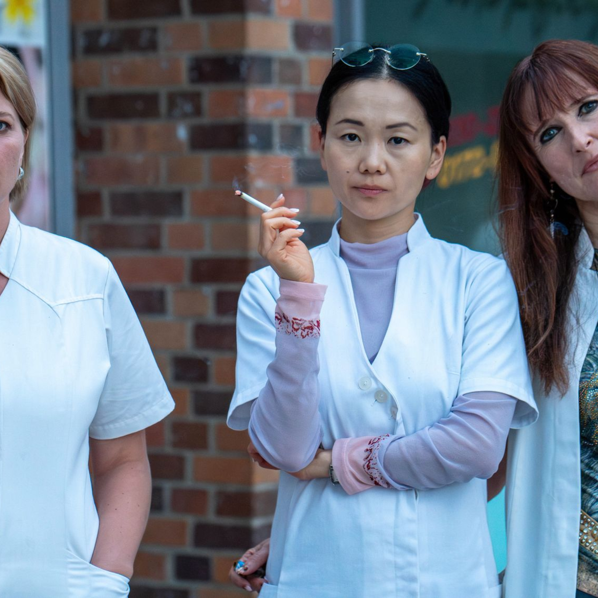 Szene aus der Serie «Marzahn Mon Amour»: Kathi Grabowski (Jördis Triebel), ihre Chefin Jenny Chan (Yvonne Yung Hee Bormann) und Kollegin Lulu Moll (Deborah Kaufmann). (Undatiertes Handout). - Foto: Oliver Vaccaro/ARD Degeto Fim/UFA Fiction GmbH/dpa