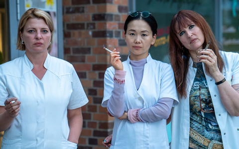 Szene aus der Serie «Marzahn Mon Amour»: Kathi Grabowski (Jördis Triebel), ihre Chefin Jenny Chan (Yvonne Yung Hee Bormann) und Kollegin Lulu Moll (Deborah Kaufmann). (Undatiertes Handout). - Foto: Oliver Vaccaro/ARD Degeto Fim/UFA Fiction GmbH/dpa