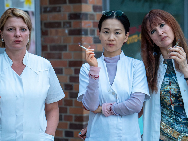 Szene aus der Serie «Marzahn Mon Amour»: Kathi Grabowski (Jördis Triebel), ihre Chefin Jenny Chan (Yvonne Yung Hee Bormann) und Kollegin Lulu Moll (Deborah Kaufmann). (Undatiertes Handout). - Foto: Oliver Vaccaro/ARD Degeto Fim/UFA Fiction GmbH/dpa