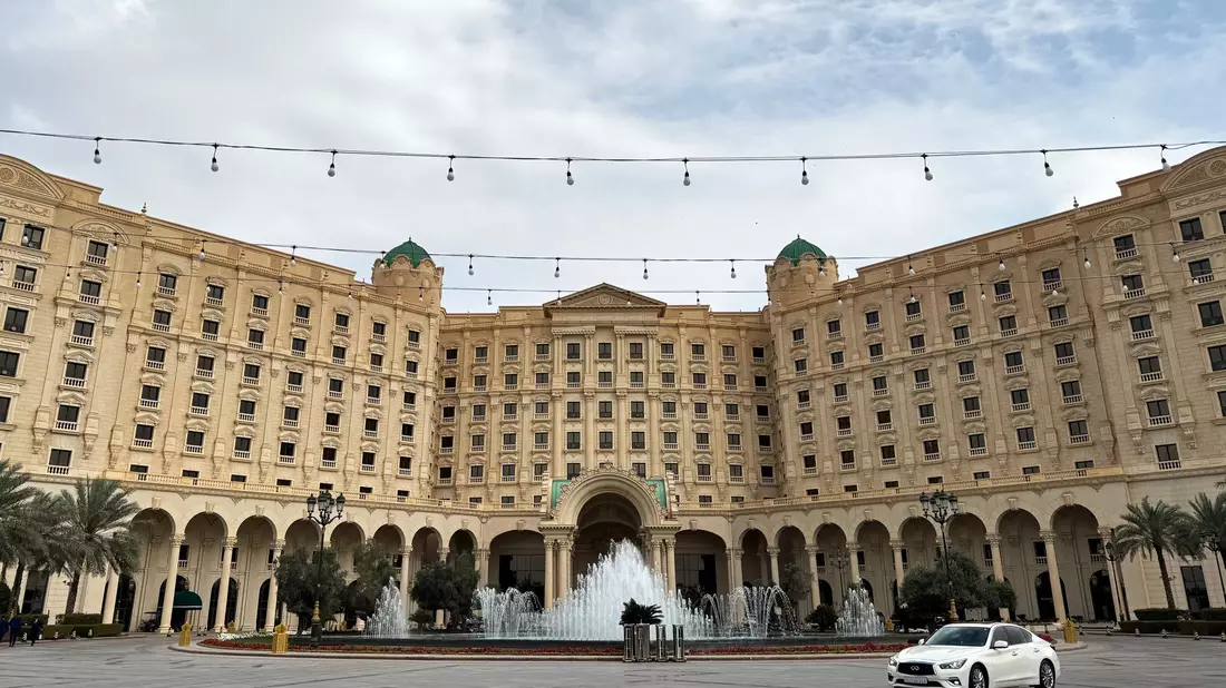 Ein Hotel in der saudi-arabischen Hauptstadt Riad dient als Ort für Gespräche zwischen Unterhändlern aus den USA und der Ukraine. (Archivbild) - Bild: Wang Dongzhen/XinHua/dpa