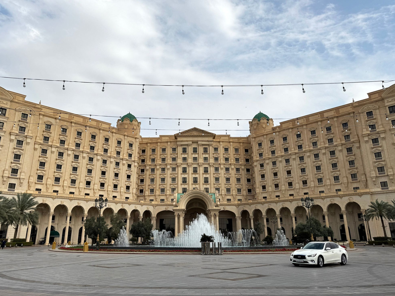Ein Hotel in der saudi-arabischen Hauptstadt Riad dient als Ort für Gespräche zwischen Unterhändlern aus den USA und der Ukraine. (Archivbild) - Foto: Wang Dongzhen/XinHua/dpa