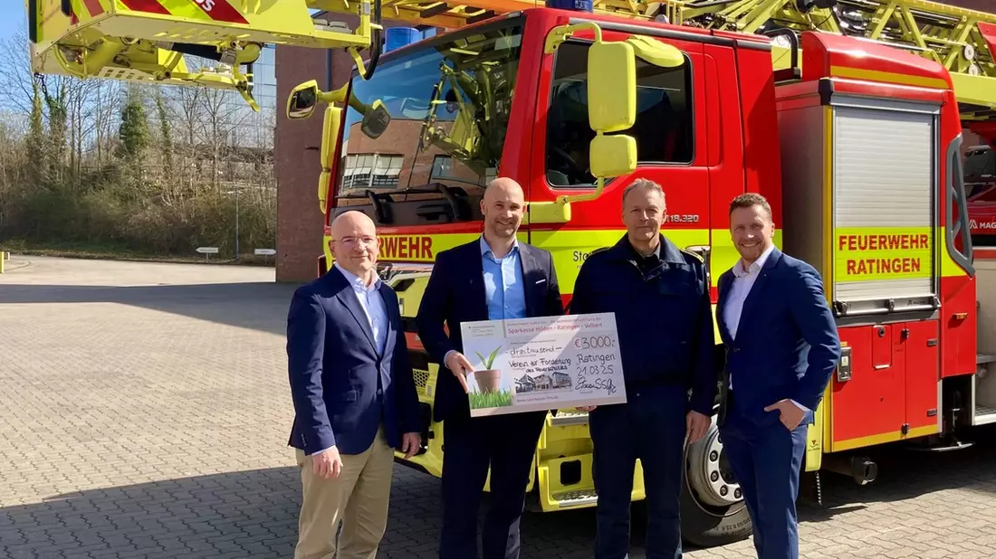 FW Ratingen: Spende für den Verein zur Förderung des Feuerschutzes in Ratingen e.V. - Bild: presseportal.de