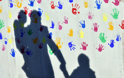 Weniger Menschen bekamen 2024 Elterngeld. (Symbolbild) - Foto: Peter Kneffel/dpa