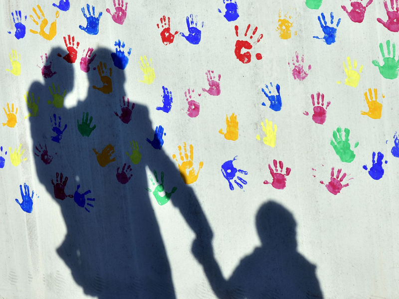 Weniger Menschen bekamen 2024 Elterngeld. (Symbolbild) - Foto: Peter Kneffel/dpa