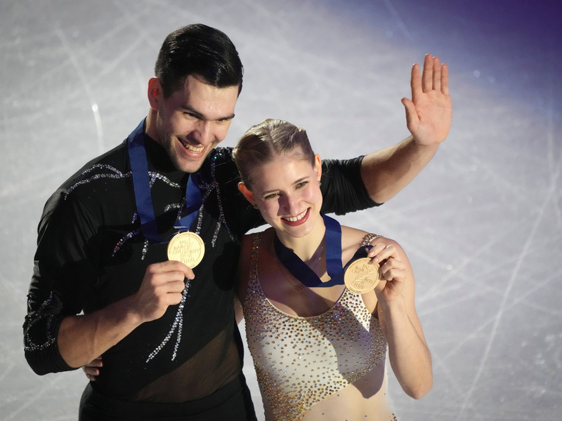 Nikita Wolodin (l) und Minerva Hase könnten bei der Eiskunstlauf-WM in Boston ihre Saison krönen. - Foto: Sergei Grits/AP/dpa