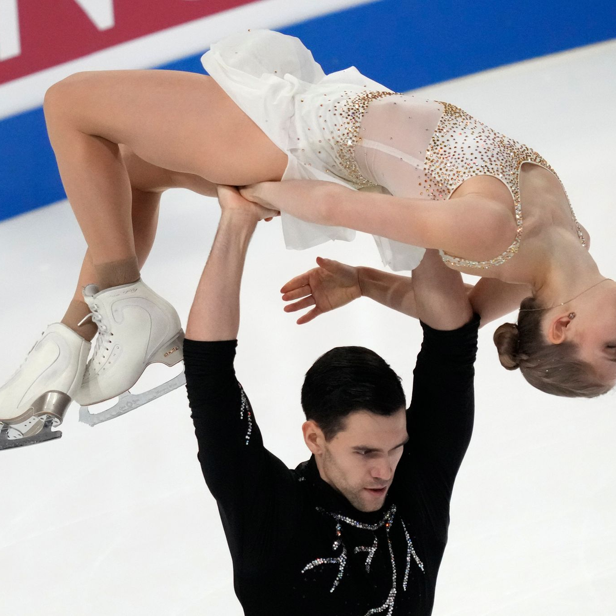 Minerva Hase und Nikita Wolodin sind die große Medaillenhoffnung der Deutschen Eislauf-Union bei der WM in den USA. - Foto: Sergei Grits/AP/dpa