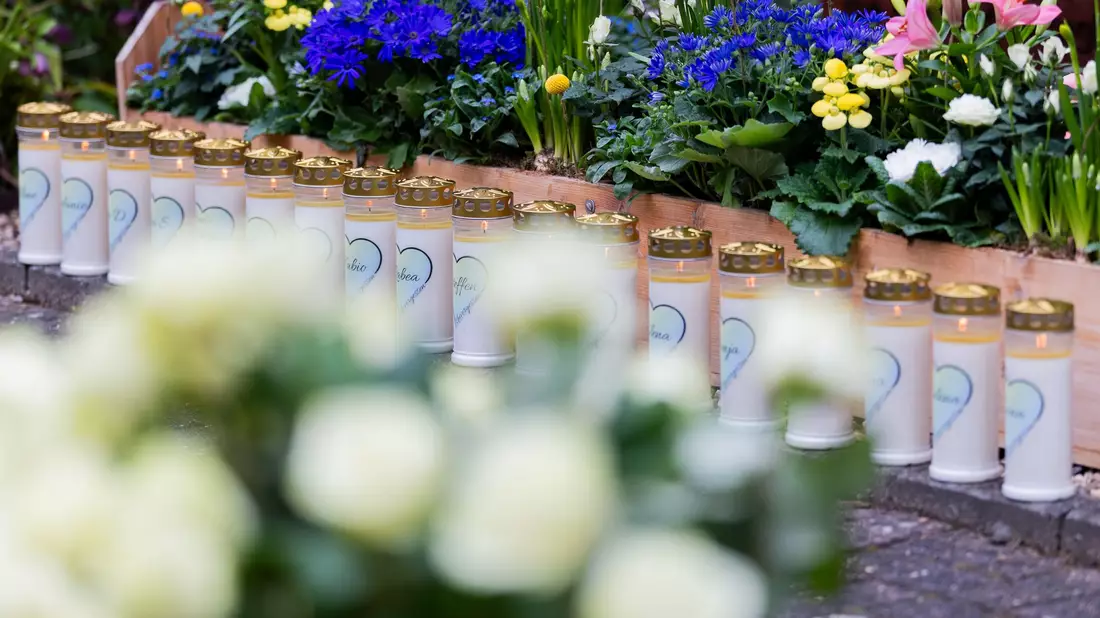 Die Gedenktafel auf dem Schulhof des Joseph-König-Gymnasiums listet die Namen der 18 Opfer auf. - Bild: Rolf Vennenbernd/dpa