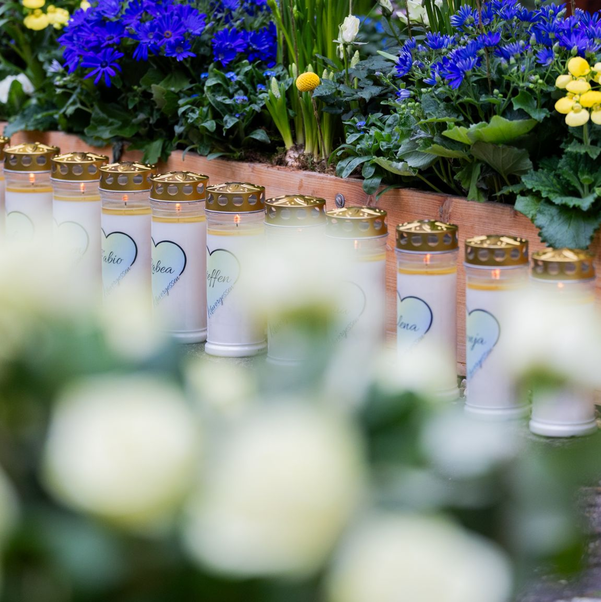 Die Gedenktafel auf dem Schulhof des Joseph-König-Gymnasiums listet die Namen der 18 Opfer auf. - Foto: Rolf Vennenbernd/dpa