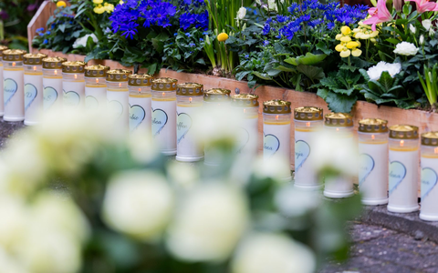 Hunderte Menschen kamen in Haltern an der Gedenkstelle auf dem Schulhof zusammen. - Foto: Rolf Vennenbernd/dpa