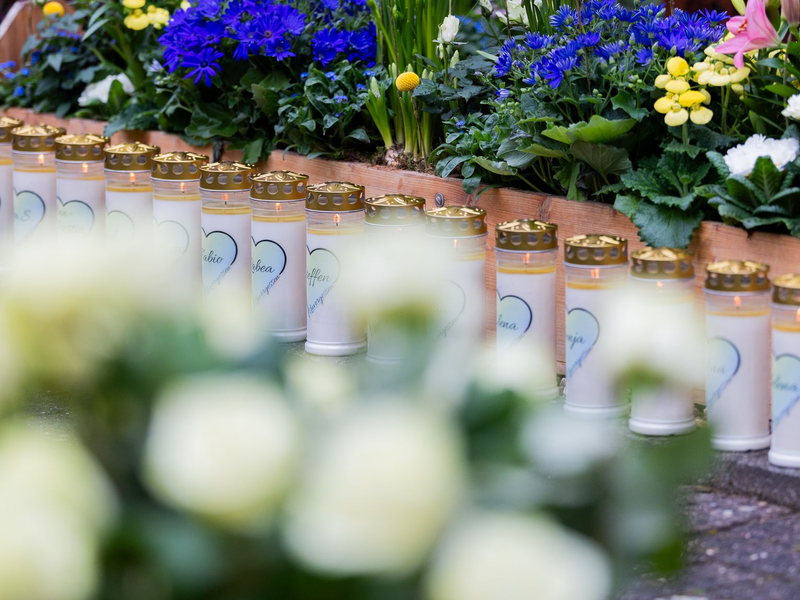 Hunderte Menschen kamen in Haltern an der Gedenkstelle auf dem Schulhof zusammen. - Foto: Rolf Vennenbernd/dpa