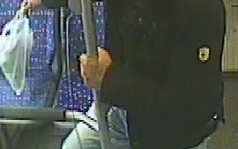 POL-SBR-STADT: Gefährliche Körperverletzung in einem Linienbus am Hauptbahnhof Saarbrücken / Öffentlichkeitsfahndung nach unbekanntem Täter. - Foto: presseportal.de