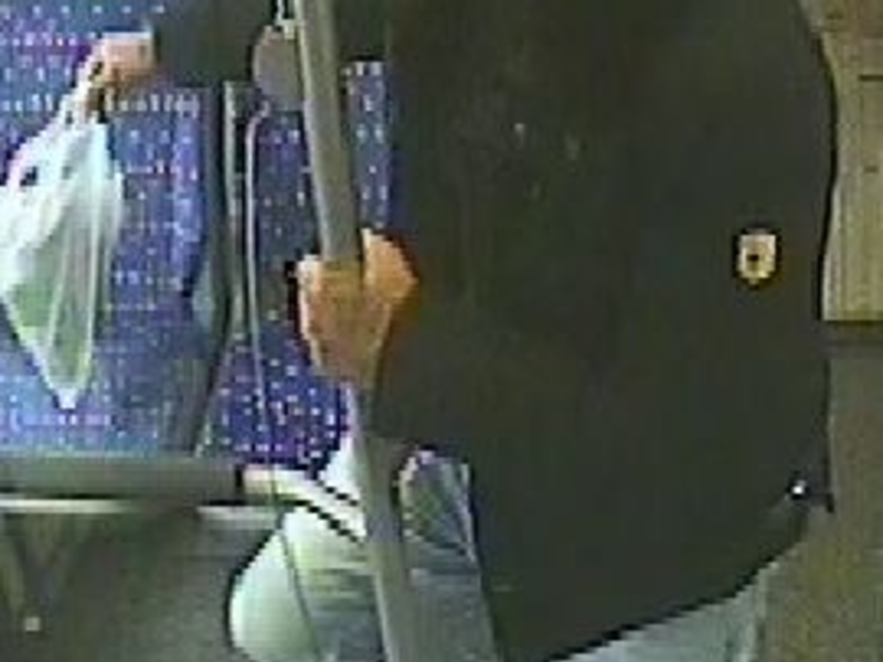 POL-SBR-STADT: Gefährliche Körperverletzung in einem Linienbus am Hauptbahnhof Saarbrücken / Öffentlichkeitsfahndung nach unbekanntem Täter. - Foto: presseportal.de