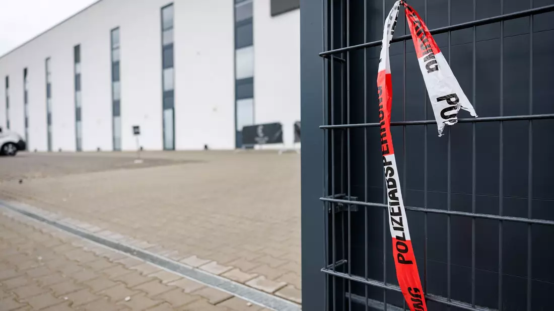 Noch in der Nacht stellten Spezialisten der Mordkommission Spuren am Tatort sicher.  - Bild: dpa