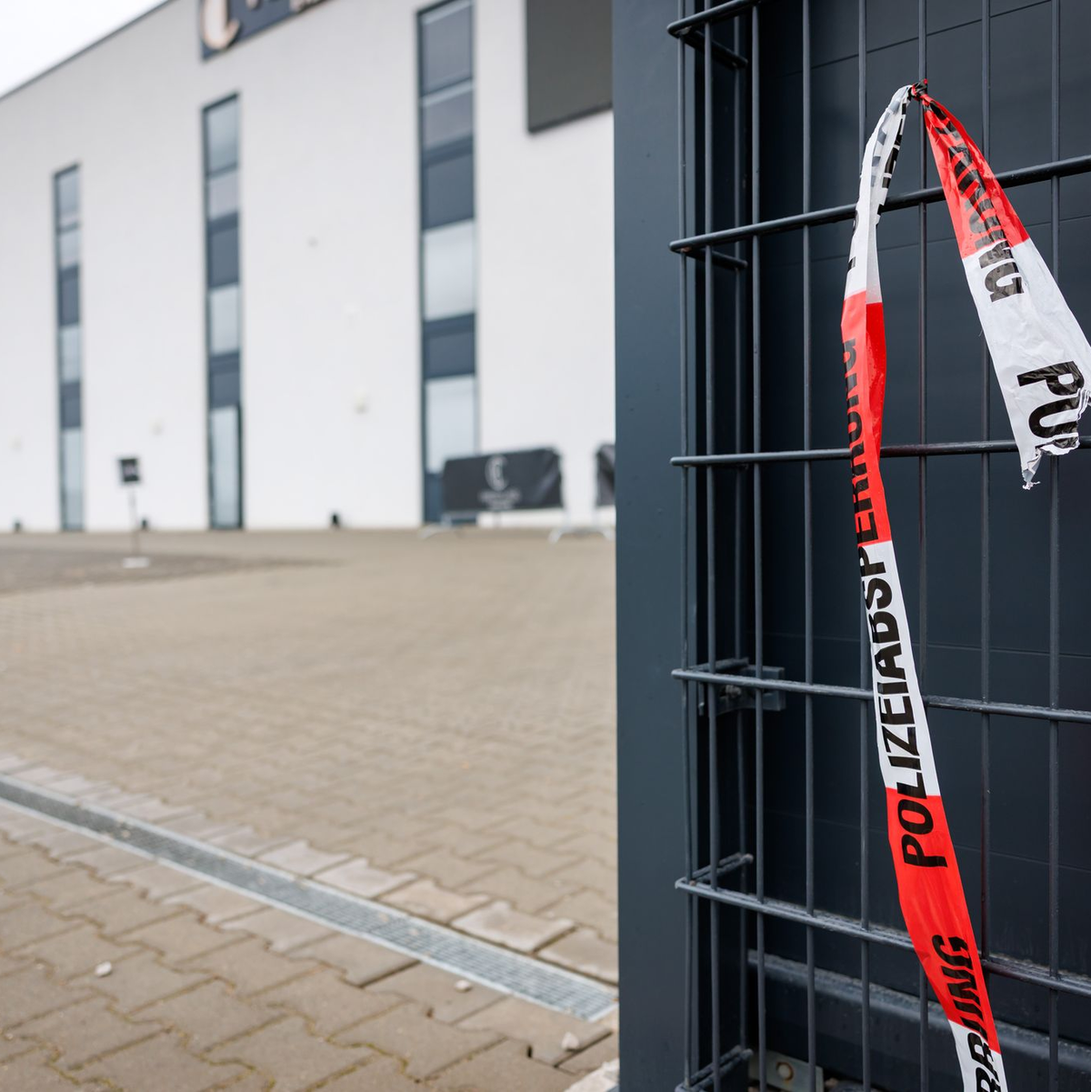 Noch in der Nacht stellten Spezialisten der Mordkommission Spuren am Tatort sicher.  - Foto: dpa