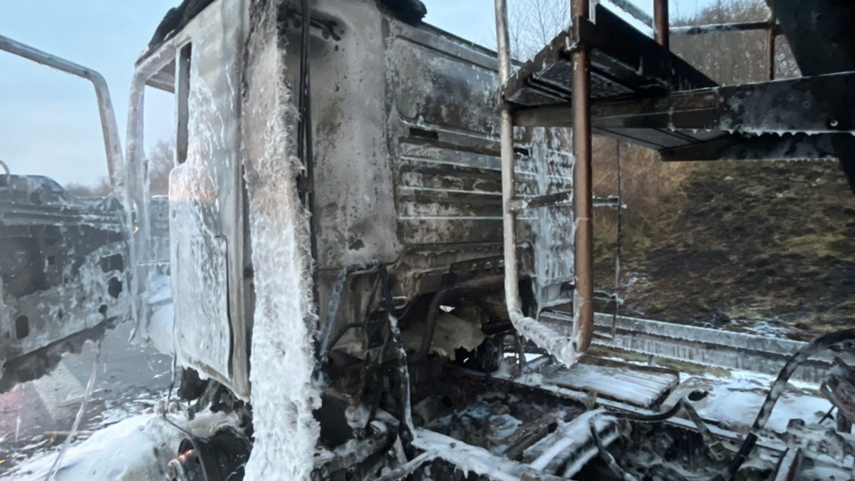 API-TH: Zugmaschine brennt vollständig aus - Foto: presseportal.de