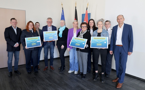 POL-OH: Spendenübergabe - Polizeipräsidium Osthessen übergibt 2.000 Euro - Foto: presseportal.de