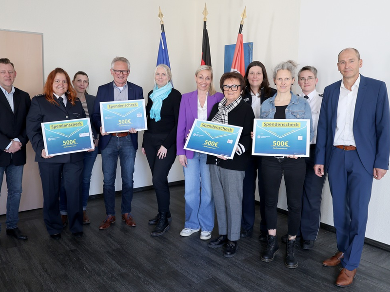 POL-OH: Spendenübergabe - Polizeipräsidium Osthessen übergibt 2.000 Euro - Foto: presseportal.de